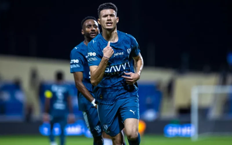 الهلال يصمد رغم الضغوط.. كشف طاولة العرض المنافس المقلوبة